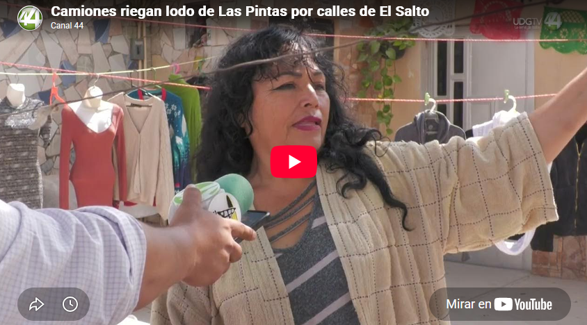 Camiones riegan lodo de Las Pintas por calles de El Salto