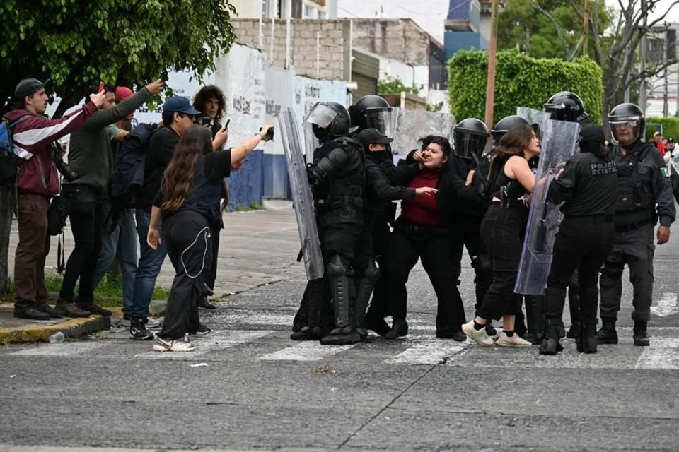 Emite CEDHJ medidas cautelares tras protesta por agua sucia