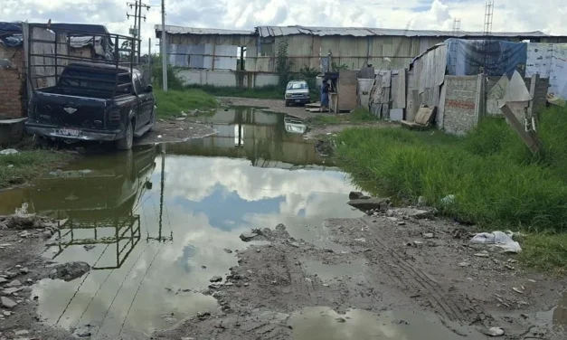 Vecinos de Tlaquepaque sufren inundaciones, lodo y suciedad