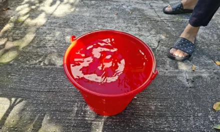 ‘Persiguen’ en Guadalajara el agua con cubetas, pipas…