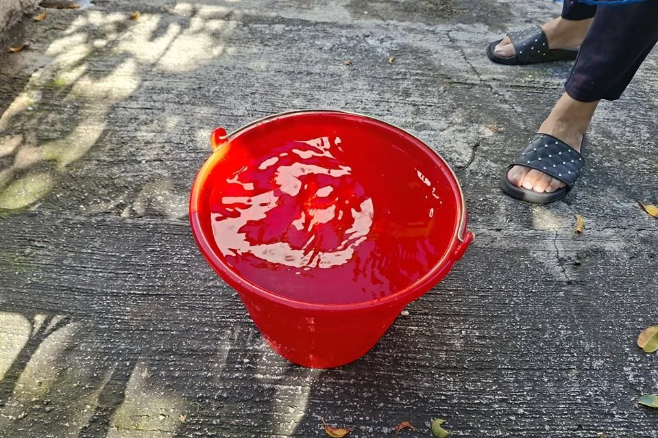 ‘Persiguen’ en Guadalajara el agua con cubetas, pipas…
