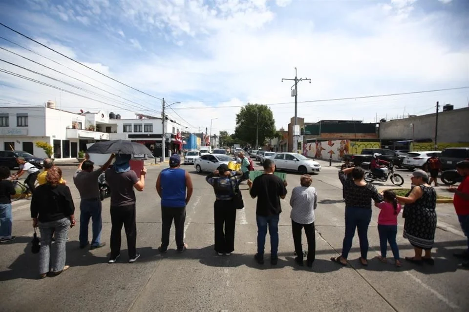 Persisten bloqueos por falta de agua en Guadalajara