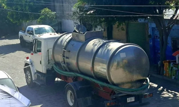 Suben precio de pipas tras cortes de agua