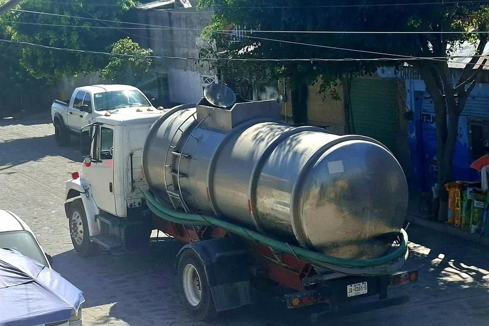 Suben precio de pipas tras cortes de agua