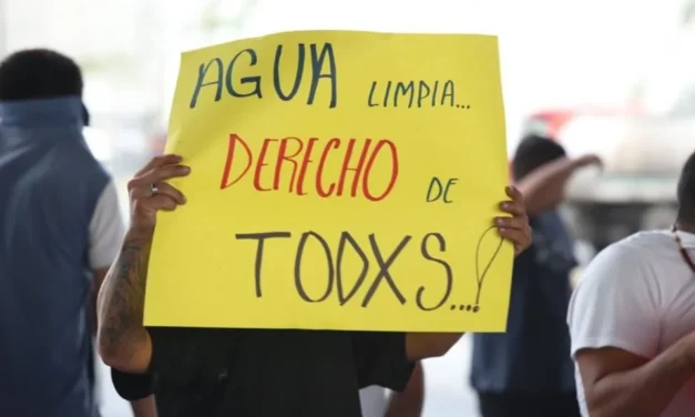 Compran hasta 10 garrafones a la semana por agua sucia