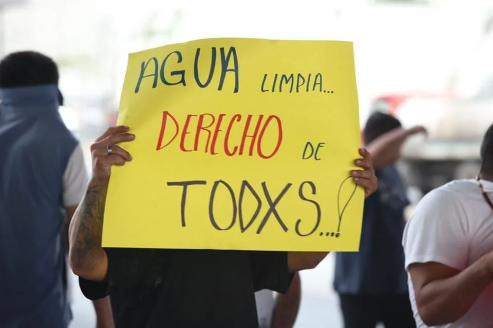 Compran hasta 10 garrafones a la semana por agua sucia