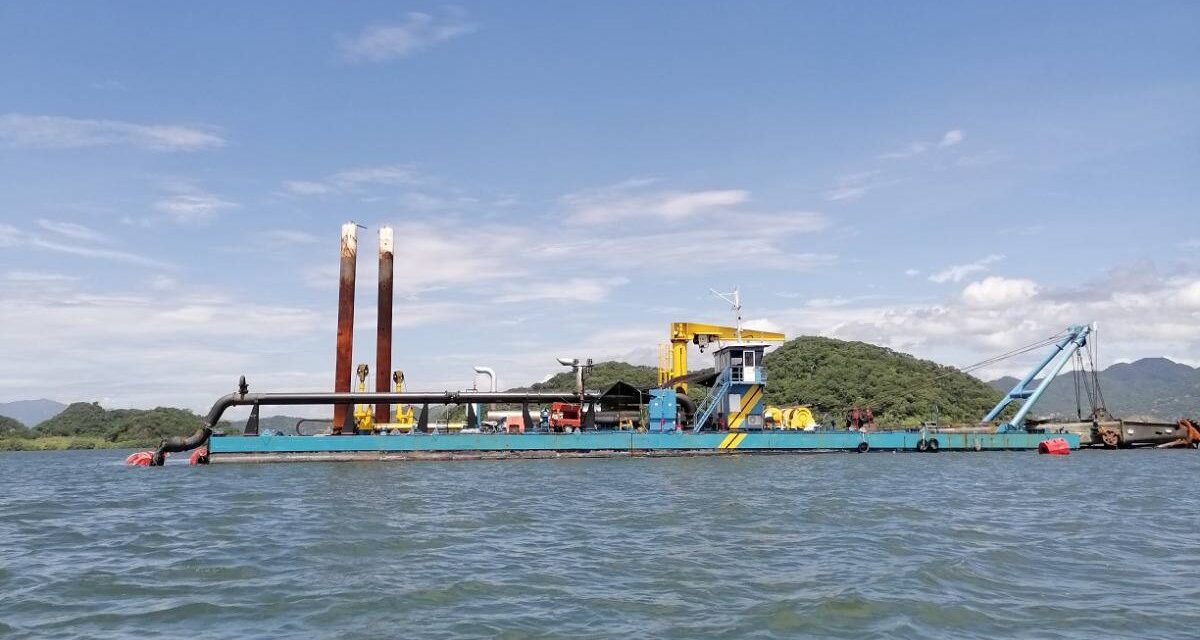 Salvemos Cuyutlán denuncia presencia de maquinaria pesada en la laguna