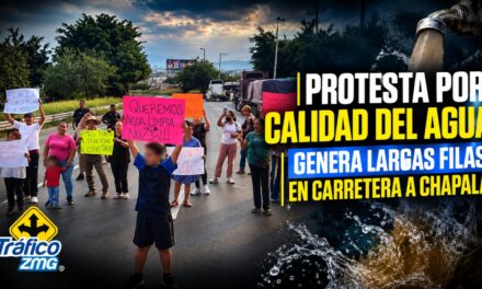 Vecinos bloquean carretera a Chapala por reportes de agua turbia y con mal olor