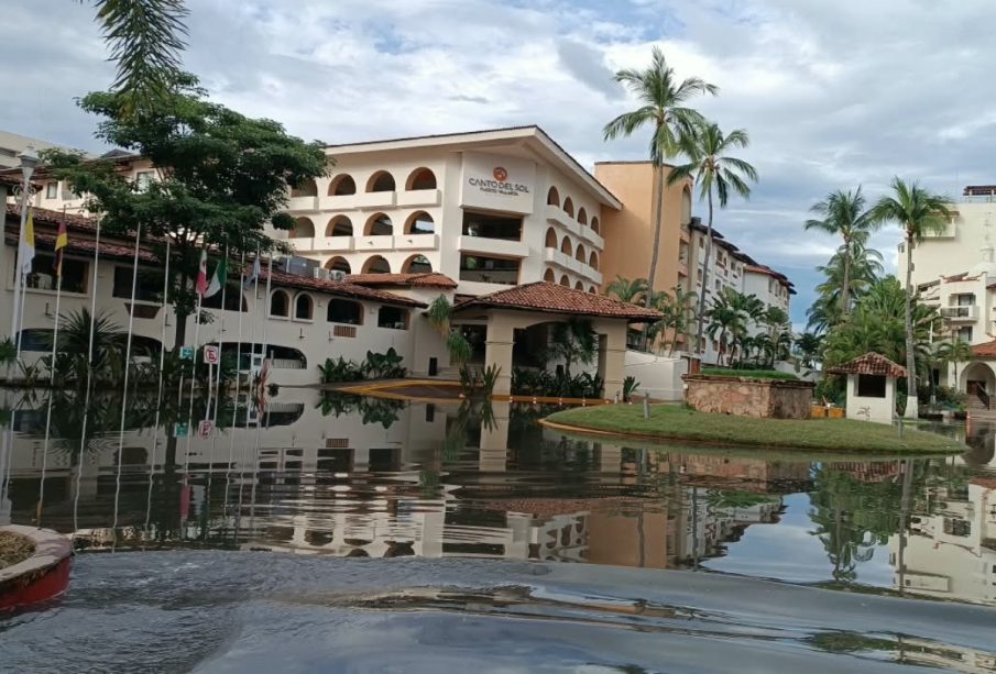 Aguas negras inundan calles de Las Glorias y Versalles en Puerto Vallarta