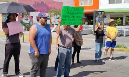 Bloquean Javier Mina al cruce con Celestino Negrete por falta de agua