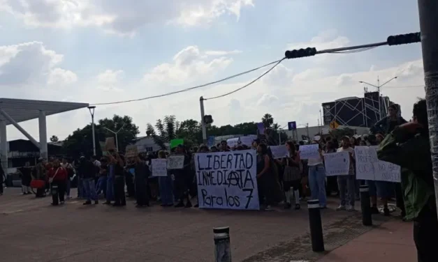 Protestan por agua limpia y liberación de detenidos en Periférico Norte, CUCEI y el Centro de Guadalajara