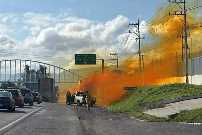 Derrame de ácido clorhídrico provoca cierre en carretera a Chapala