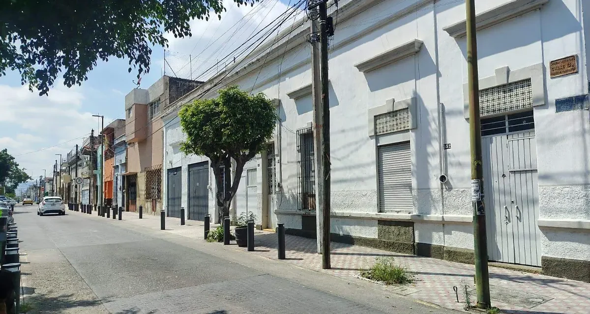 Sin agua y sin pipas en el barrio de Analco de Guadalajara, durante el primer día de tandeos