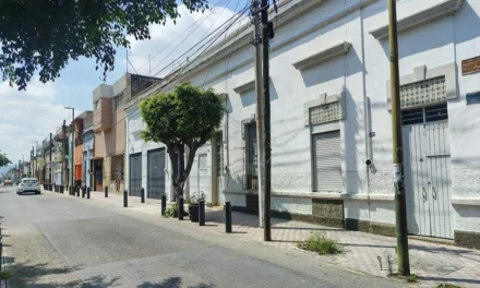Sin agua y sin pipas en el barrio de Analco de Guadalajara, durante el primer día de tandeos