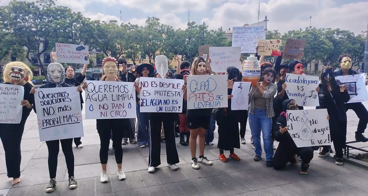 Artistas protestan frente al Congreso de Jalisco por la contaminación del agua