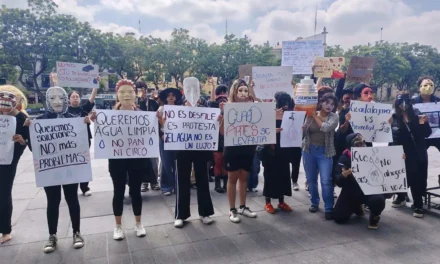 Artistas protestan frente al Congreso de Jalisco por la contaminación del agua
