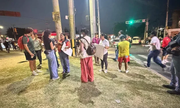 Otra vez ciudadanos salieron a manifestarse por el agua sucia en Ciudad Granja, Valentín Gómez Farías y afuera del Jalisco