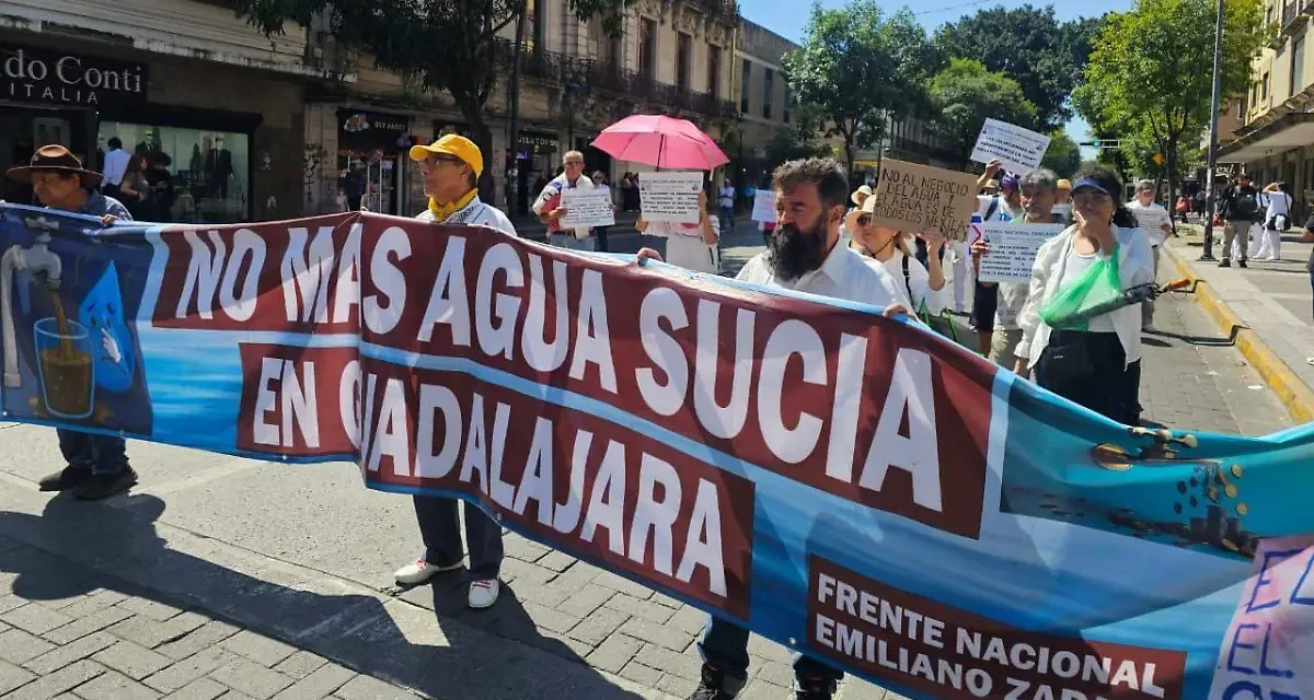 Realizan tercera marcha por la calidad del agua en Guadalajara; participan 30 personas