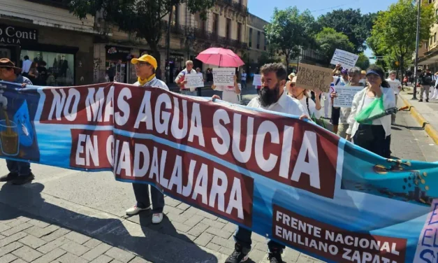 Realizan tercera marcha por la calidad del agua en Guadalajara; participan 30 personas