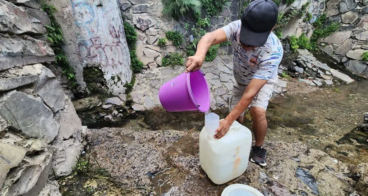 Ante la falta de abasto, tapatíos se surten en manantiales de agua limpia