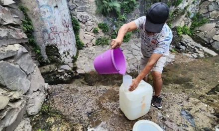 Ante la falta de abasto, tapatíos se surten en manantiales de agua limpia