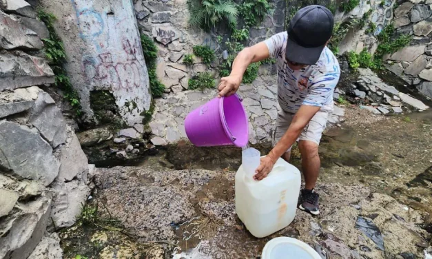 Ante la falta de abasto, tapatíos se surten en manantiales de agua limpia