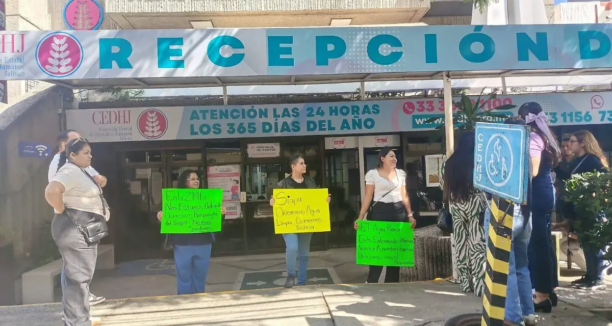 Vecinos de Lomas del Cuatro denuncian fuga de aguas negras ante la CEDHJ