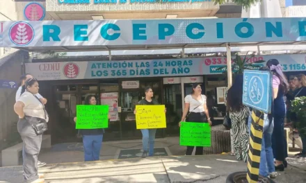 Vecinos de Lomas del Cuatro denuncian fuga de aguas negras ante la CEDHJ