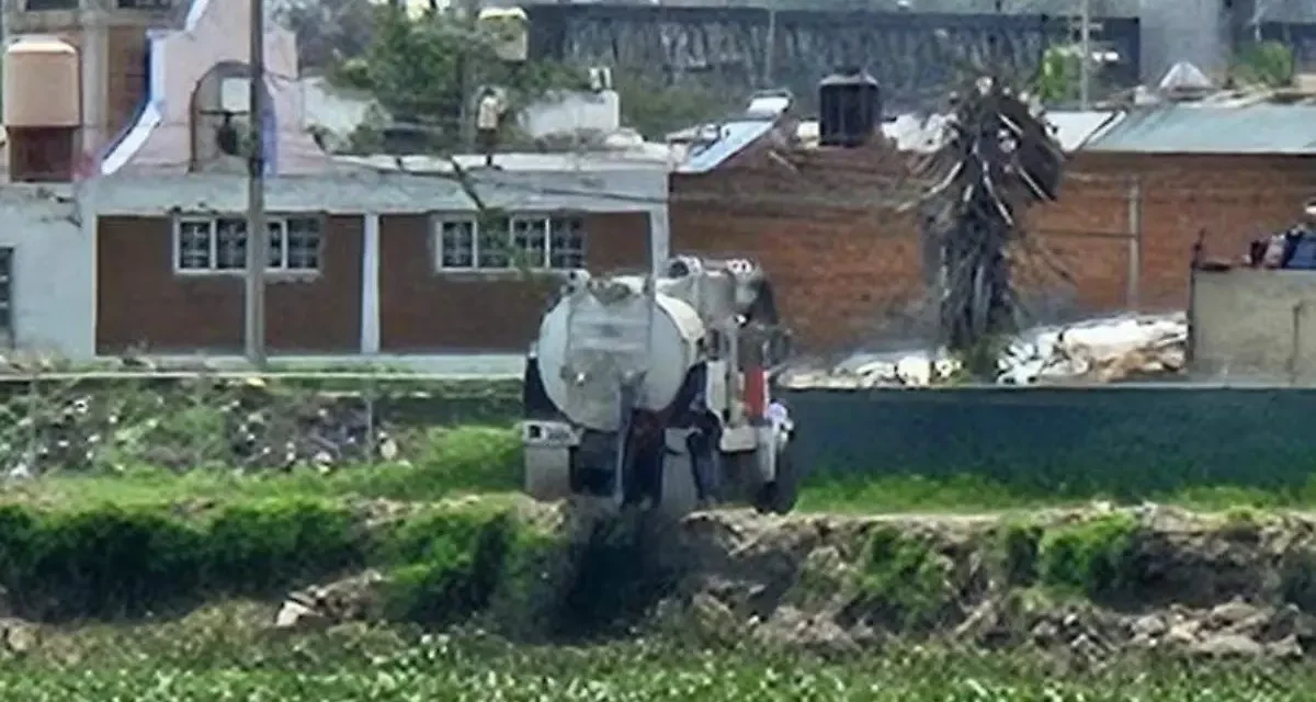 Exigen aclarar imágenes de camión que presuntamente descarga residuos en presa de Tlaquepaque