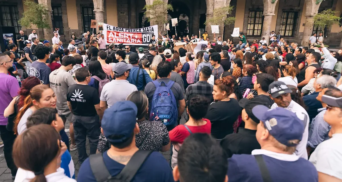 Protestan frente al Ayuntamiento de Guadalajara por calidad del agua