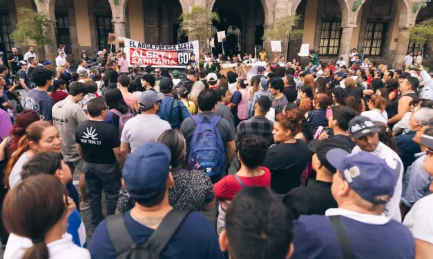 Protestan frente al Ayuntamiento de Guadalajara por calidad del agua
