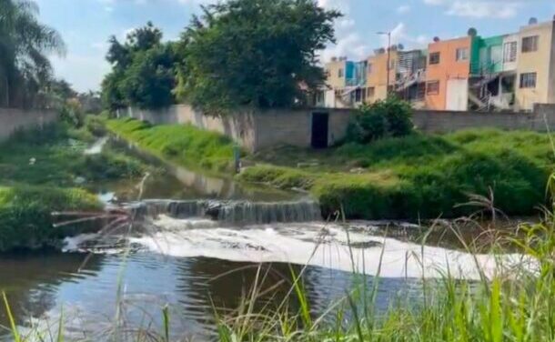 Lemus atribuye agua sucia a desbordamiento de aguas residuales en Las Pintas