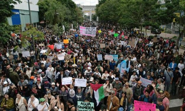 “Nos falló”: manifestantes reclaman a Lemus compromiso de no reprimir protesta frente a Casa Jalisco