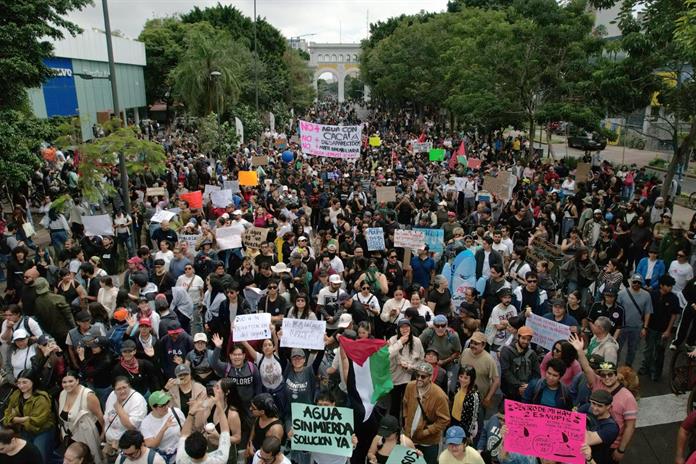 “Nos falló”: manifestantes reclaman a Lemus compromiso de no reprimir protesta frente a Casa Jalisco