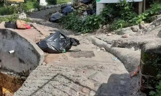 Fuga de aguas negras y basura exhiben abandono del Mirador de la Cruz en Vallarta