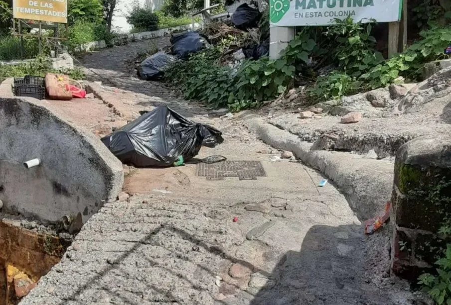 Fuga de aguas negras y basura exhiben abandono del Mirador de la Cruz en Vallarta