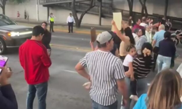 Vecinos de Ciudad Granja bloquean nuevamente avenida Vallarta por falta de agua