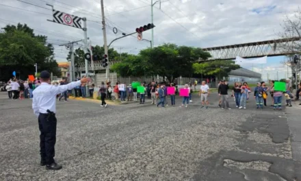 Vecinos protestan por tercer día en avenida Colón por calidad del agua; Tren Ligero opera con recortes