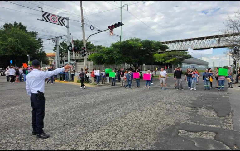Vecinos protestan por tercer día en avenida Colón por calidad del agua; Tren Ligero opera con recortes