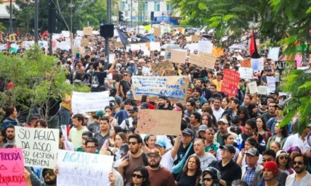 ‘No podemos costear garrafones para bañarnos’: estudiantes resienten la crisis del agua