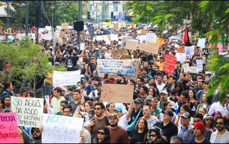 ‘No podemos costear garrafones para bañarnos’: estudiantes resienten la crisis del agua
